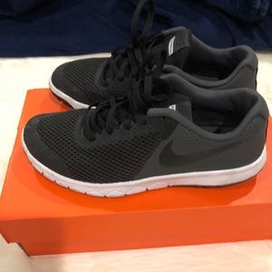 NIKE RUNNING SHOES